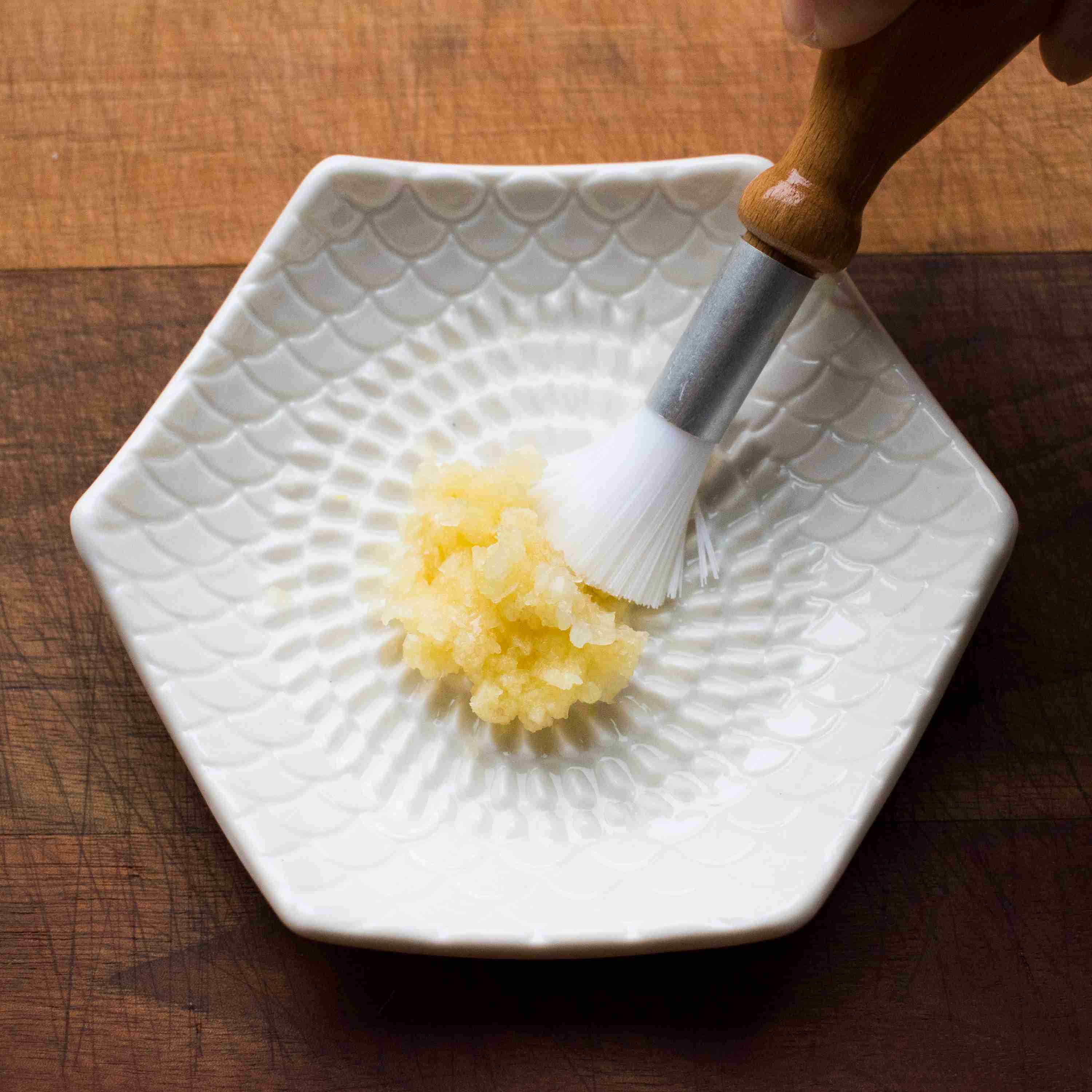 White 3 Piece Set: Ceramic Grater, Peeler, Brush - Image 3
