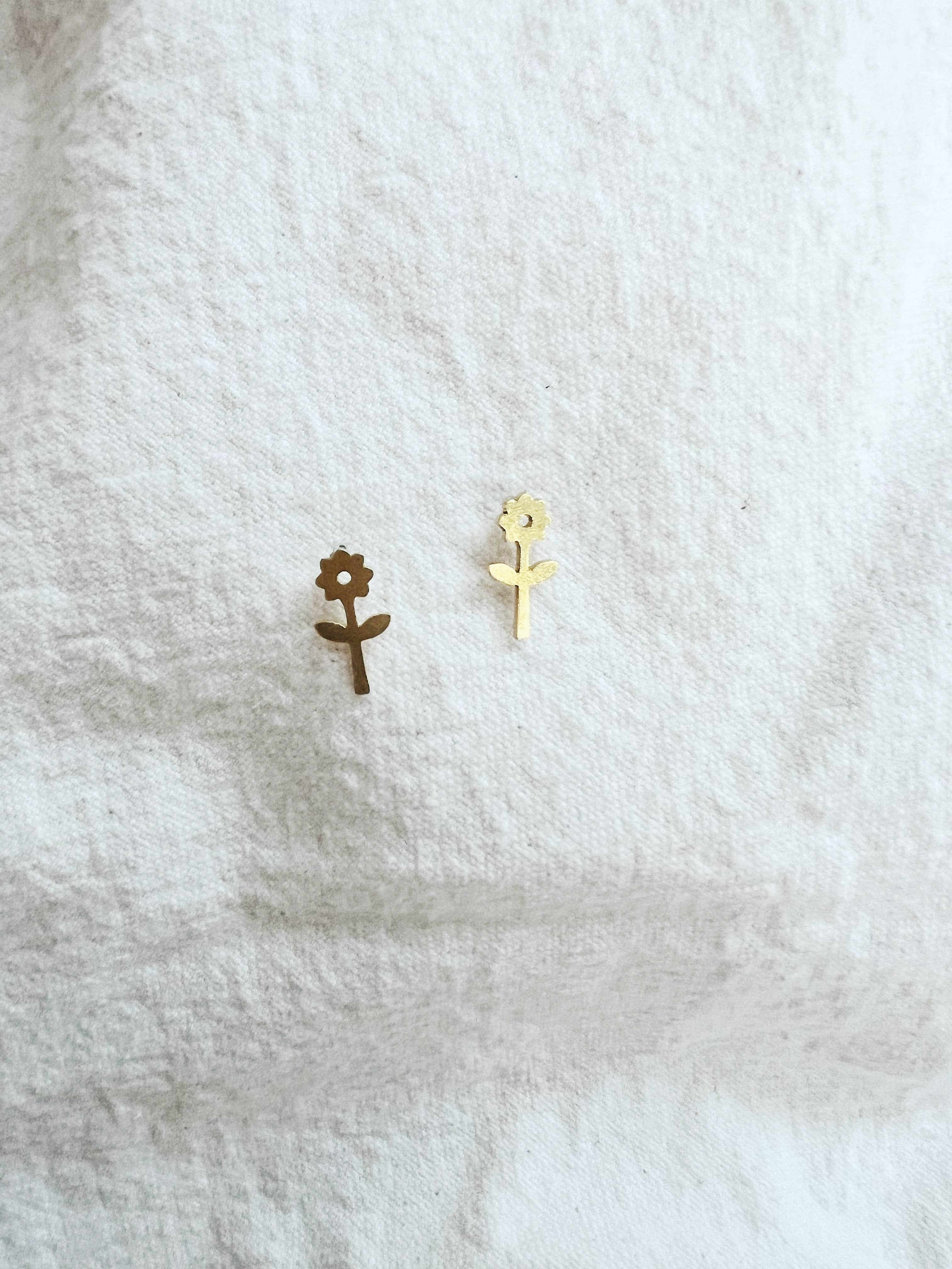 Sunflower post earrings - Image 2